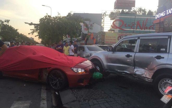 Xe sang BMW bất ngờ mất lái tông liên hoàn khiến nhiều ô tô hư hỏng, 2 cây xanh gãy ngang