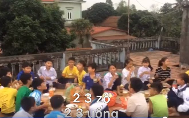 Tranh cãi nảy lửa cảnh nhóm học sinh tay nâng bia, miệng hô lớn '1 2 3 dô… 1 2 3 uống' trong bữa tiệc Tất niên