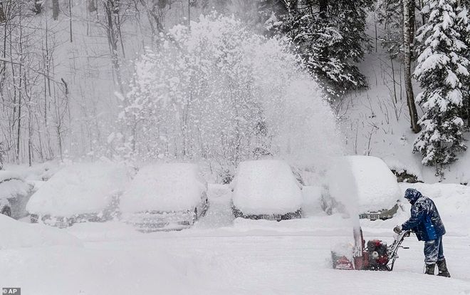 Tuyết rơi phủ trắng đường phố châu Âu, nhiều nước ban bố cảnh báo đỏ