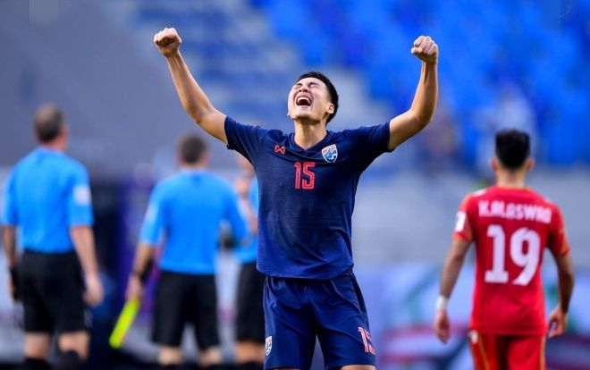 'CĐV Việt Nam cổ vũ cuồng nhiệt trong ngày Thái Lan hạ Bahrain'