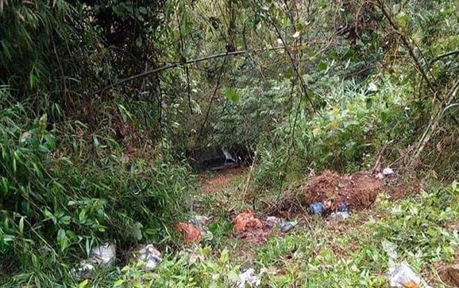 Tá hỏa phát hiện người phụ nữ tử vong bất thường trong xế hộp tại bụi rậm