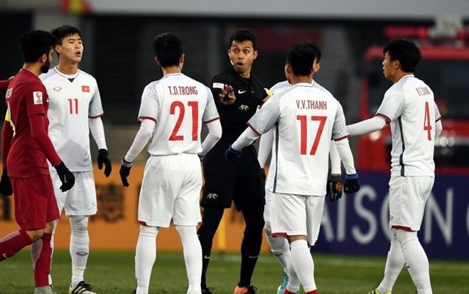 Tuyển Việt Nam trong nỗi lo bị trọng tài Muhammad 'trả thù'