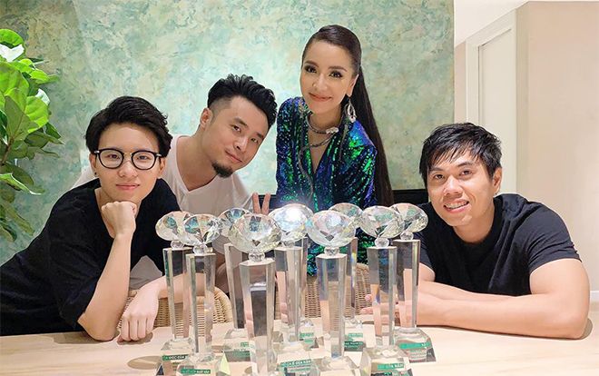 Bức ảnh của ngày: Bích Phương 'bội thu' cùng 7 chiếc cúp chỉ trong 1 đêm!