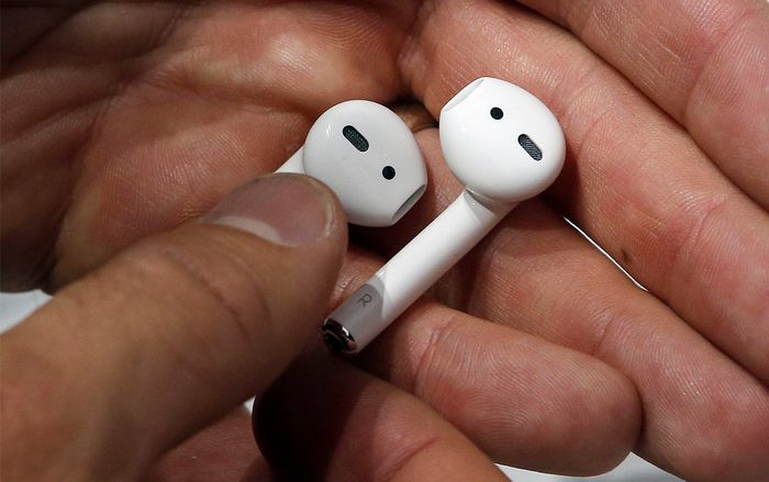 Tai nghe AirPods của Apple có thể bị kẻ xấu lợi dụng để nghe lén người khác