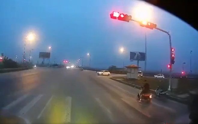 Cho xe phóng vào đầu ô tô rồi bắt tài xế xuống giải quyết, nam thanh niên gây bức xúc vì cố tình 'dàn xếp' tai nạn