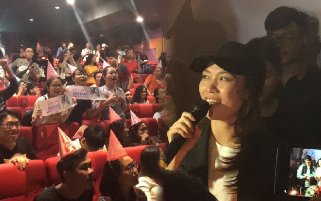 Mỹ Tâm khóc vì được fan bất ngờ tổ chức sinh nhật trong chuyến cinetour 'Chị trợ lý của anh'