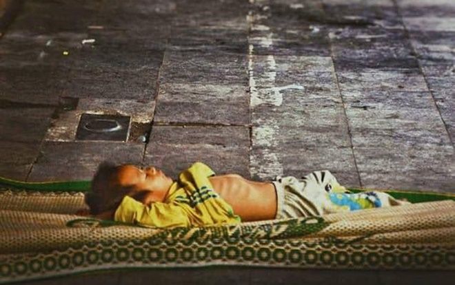 Xúc động bức hình 'Em nằm mơ phố' của đứa trẻ lang thang được chia sẻ khắp trên mạng xã hội