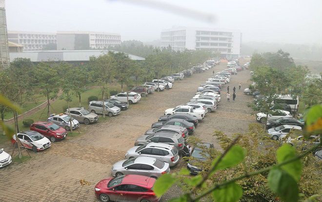 Gần 700 xế hộp xếp hàng dài tại trường THPT FPT Hà Nội trong ngày họp phụ huynh khiến dân tình choáng váng