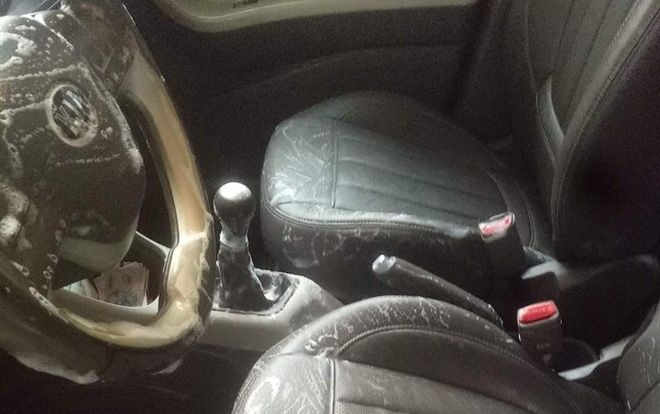 Nhiệt tình nhưng kém hiểu biết, vợ khiến chồng 'điếng người' khi mở toang cửa ô tô cọ rửa xà phòng lên vô lăng và cần số