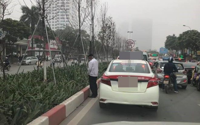 Hành động phản cảm của tài xế taxi khi đứng chờ tắc đường khiến dân mạng bức xúc