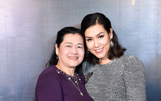 Mấy ai được như Nguyệt thảo mai, đi sự kiện gần nhà nên đưa mẹ ruột lên luôn thảm đỏ