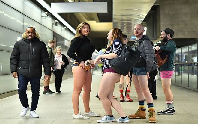 Hàng trăm người ở London, Berlin và Prague không mặc quần đi tàu điện ngầm