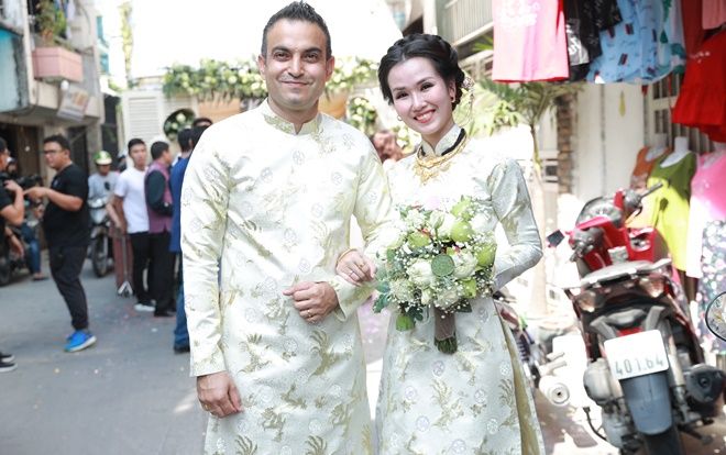 Võ Hạ Trâm ngọt ngào sánh vai cùng chồng Tây trong ngày cưới