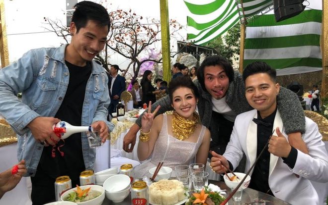 Xôn xao đám cưới ‘khủng’ tại Nam Định: Cô dâu đeo vàng trĩu cổ, xuất hiện nhiều siêu xe đón dâu