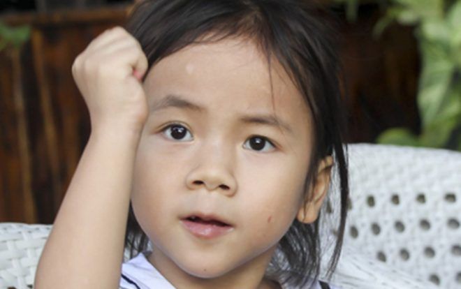 Hình ảnh mới nhất của Pàng - Em bé Mường Lát bố mẹ mất sớm, không có quần áo ngồi bệt giữa trời giá rét