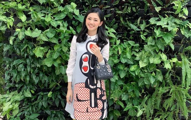 Á hậu Thanh Tú mặc váy suông vẫn lộ vòng 2 lùm lùm nhô cao