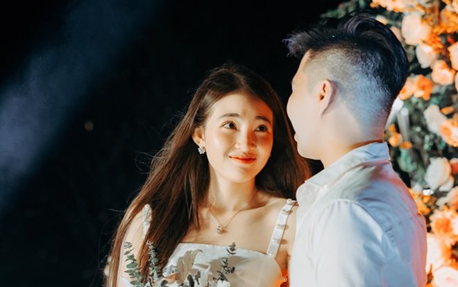 Màn cầu hôn siêu lãng mạn của cô dâu 'đeo vàng trĩu cổ' ở Nam Định với chú rể khiến dân tình ghen tị