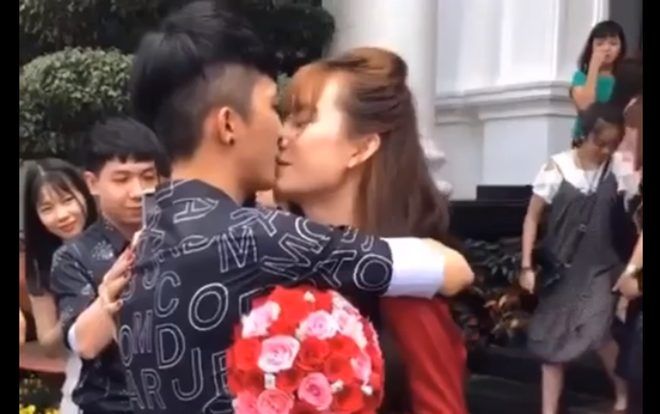 Cô dâu chuẩn bị tung hoa cưới thì bất ngờ trao cho trai lạ và cái kết không thể đoán trước!