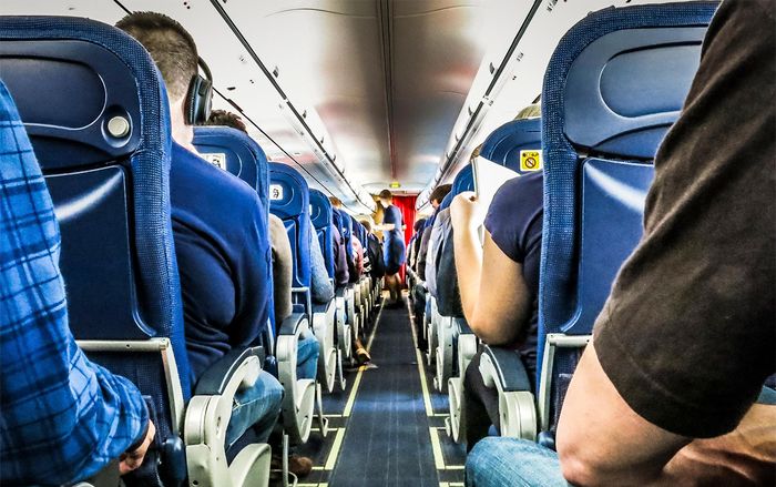 6 thứ bẩn nhất trên máy bay mà bạn tốt nhất đừng nên chạm vào, trừ cái thứ 5 là do bắt buộc