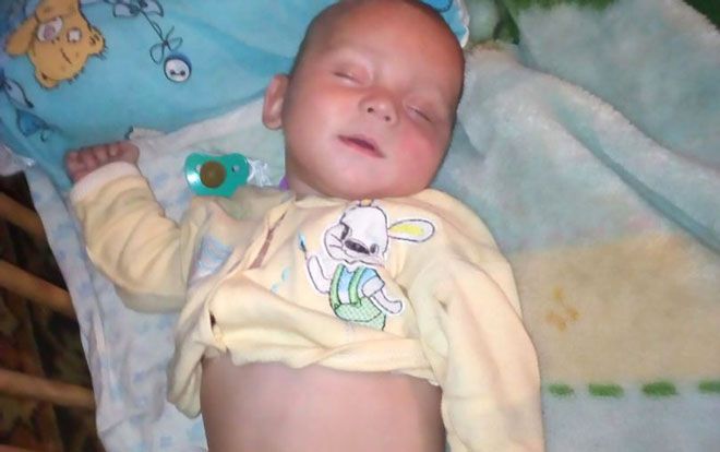 Bé 8 tháng tuổi chết tức tưởi vì bị mẹ cho uống rượu, nguyên nhân phía sau khiến ai cũng căm phẫn