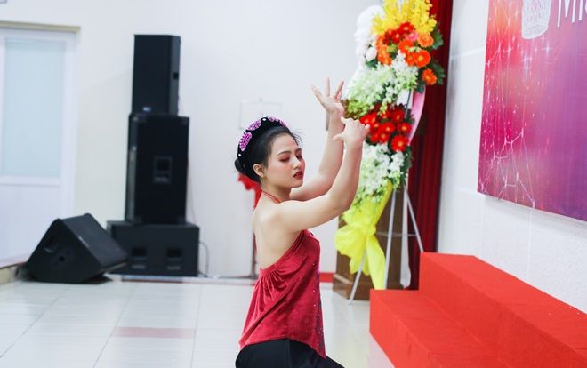 Choáng ngợp với sân khấu cực lộng lẫy và rực rỡ sắc màu của thí sinh Miss UEF trong phần thi tài năng