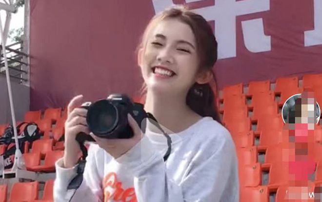 Nữ sinh chụp lén cầu thủ bất ngờ bị chụp lén lại và nổi như cồn chỉ sau 1 đêm vì quá xinh