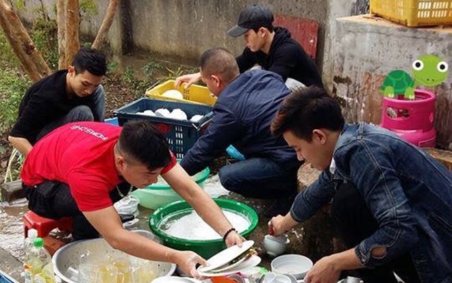 Hình ảnh hot nhất mạng xã hội hôm nay: Chị em ngồi chơi xơi nước, rửa bát đã có anh em lo!