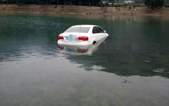 Người phụ nữ lái xe lao thẳng xuống sông tự tử vì lý do đáng thương nhưng cũng đáng trách