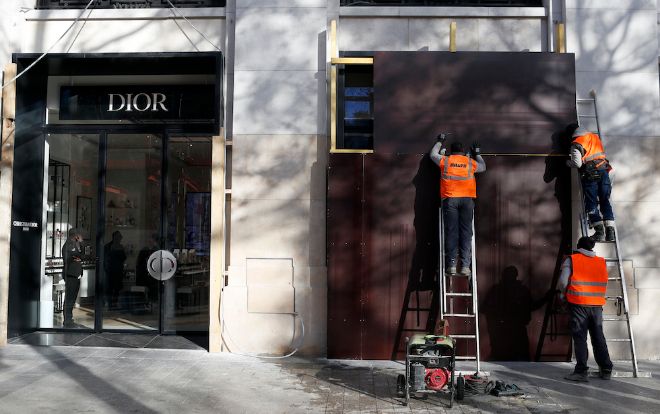 Tuần lễ thời trang Pháp phải dời lịch vì phong trào 'áo vàng' ở Paris