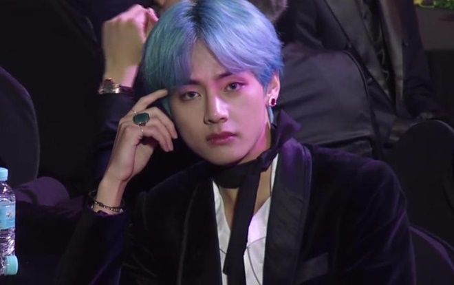 BTS làm gì khi chờ nhận giải: JungKook tìm đồ ăn vặt còn V thì chơi xếp hình