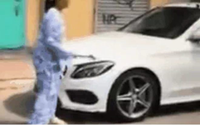 Clip người phụ nữ dùng búa đập liên tiếp phá nát xe Mercedes chắn trước nhà chỉ vì 'nó thách cô'