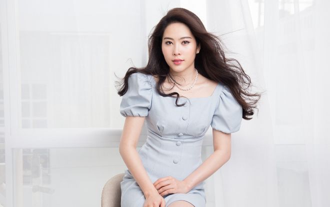 Nam Em mặc đầm nữ tính như nàng thơ nhưng lại nói về nỗi đau rất chát