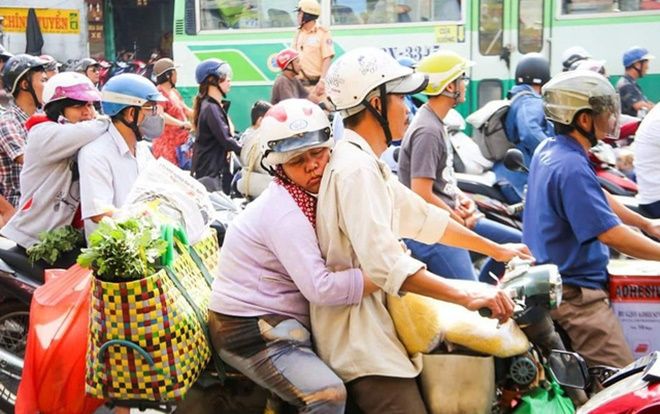 Xúc động hình ảnh người phụ nữ lấm lem dựa lưng chồng ngủ giữa giờ tan tầm: Phụ nữ luôn cần người đàn ông bên cạnh mình như thế!