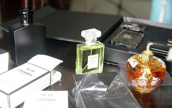 Mang theo 120 chai nước hoa cùng 3 ĐTDĐ không có hóa đơn chứng từ, Cơ trưởng Vietnam Airlines bị bắt vì nghi buôn lậu