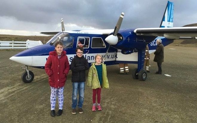 3 học sinh đi máy bay đến lớp học bơi tưởng như rich kid nhưng sự thật mới khiến nhiều người ngã ngửa