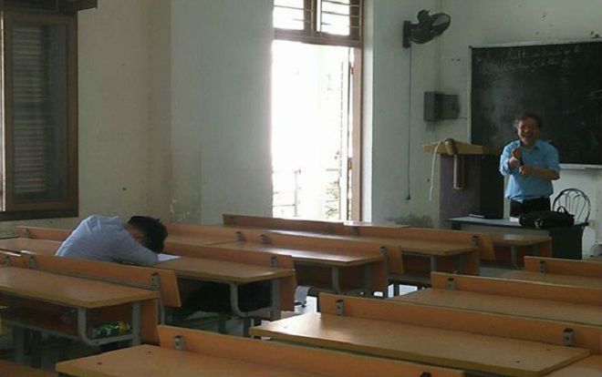 Thấy nam sinh say giấc suốt buổi học, thầy giáo không chửi mắng trách phạt mà làm điều này khiến nhiều người ngạc nhiên