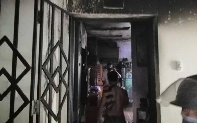 Hàng chục cư dân tháo chạy vì cháy căn hộ vắng chủ ở Sài Gòn