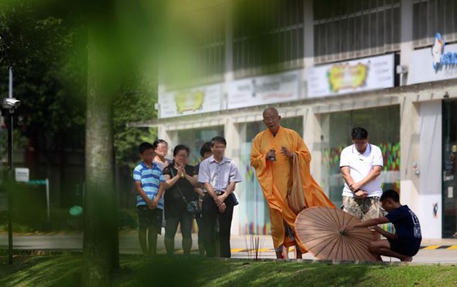 Bị bỏ quên trên tầng 8, bé trai đã làm điều khiến bố mẹ ân hận cả đời