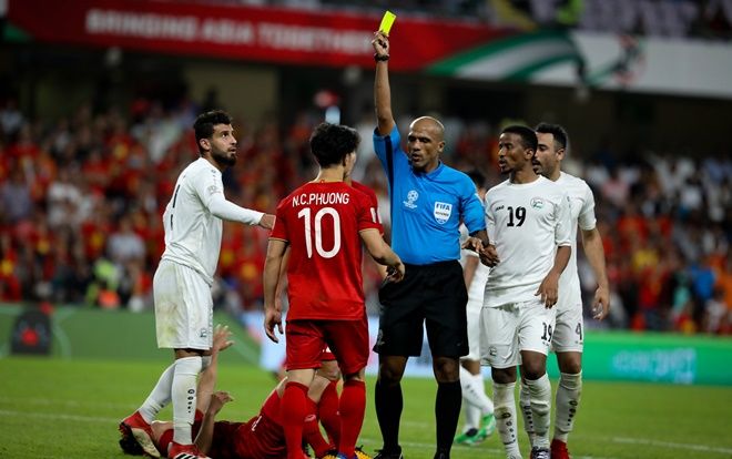 CĐV 'đại náo' trang cá nhân trọng tài bắt trận Việt Nam - Yemen: Dù đầu không tóc nhưng ông vẫn đẹp trai