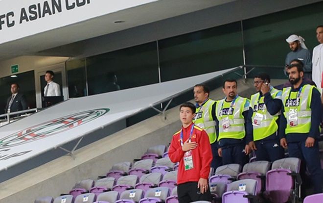 Duy Mạnh đặt tay lên ngực rưng rưng hát quốc ca một mình trên khán đài gây xúc động mạnh