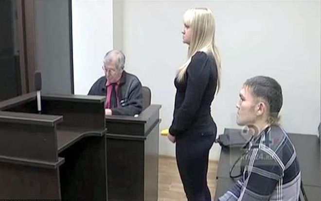 Chàng trai ngỏ lời cầu hôn người bạn gái đâm mình 13 nhát dao ngay tại tòa