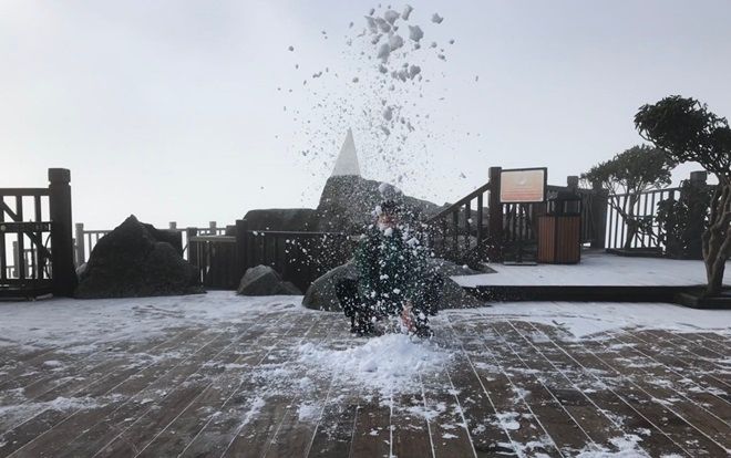 Trọn bộ ảnh đẹp như mộng ngày đỉnh Fansipan hóa châu Âu thu nhỏ nhờ băng tuyết phủ trắng xóa