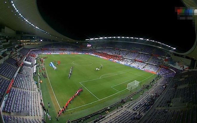 Bất lợi về địa lý so với đối thủ, cổ động viên Việt Nam vẫn khiến nhiều người trầm trồ khi nhuộm đỏ màu cờ sắc áo trên khán đài UAE