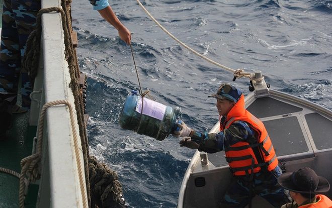 Hải quân dùng dây thừng chuyển quà Tết cho bộ đội nhà giàn