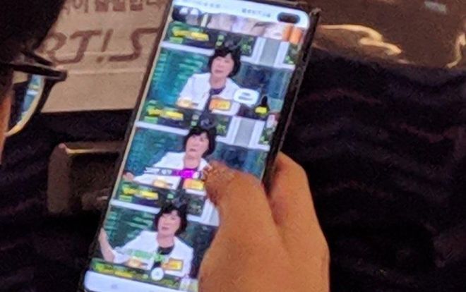 Samsung Galaxy S10+ lần đầu lộ ảnh thực tế trên tay người dùng, dễ dàng nhận ra qua một chi tiết đặc biệt