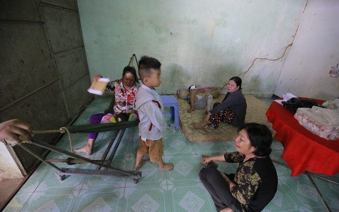 Xót xa đám tang của 2 vợ chồng bị container cán ở Bình Dương: 'Sao ba mẹ con cứ nằm hoài trong đó?'