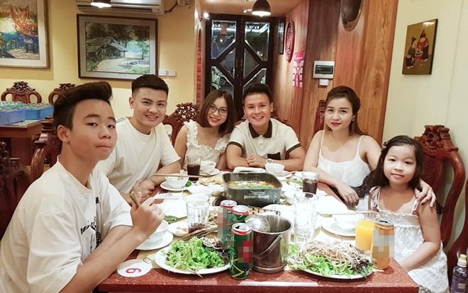 Bạn gái Quang Hải khéo ăn khéo nói thế này bảo sao mẹ nuôi của chồng tương lai cũng 'mê mệt'