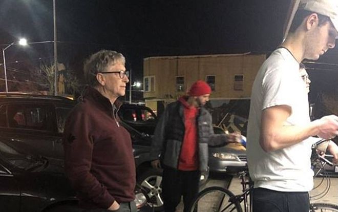 Bức ảnh tỷ phú Bill Gates đứng xếp hàng tại quán ăn chờ đến lượt gây bão mạng xã hội