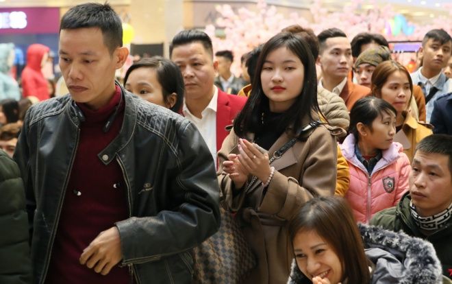 Mặc kệ giá rét, 'biển người' vẫn ùn ùn kéo về vòng casting Thần tượng Bolero mùa 4 tại Hà Nội