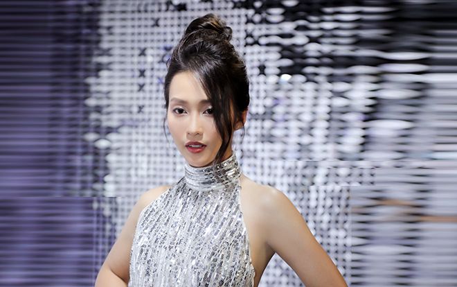 Khả Ngân hóa quý cô xinh đẹp với trang phục quyến rũ khoe bờ vai thon gọn